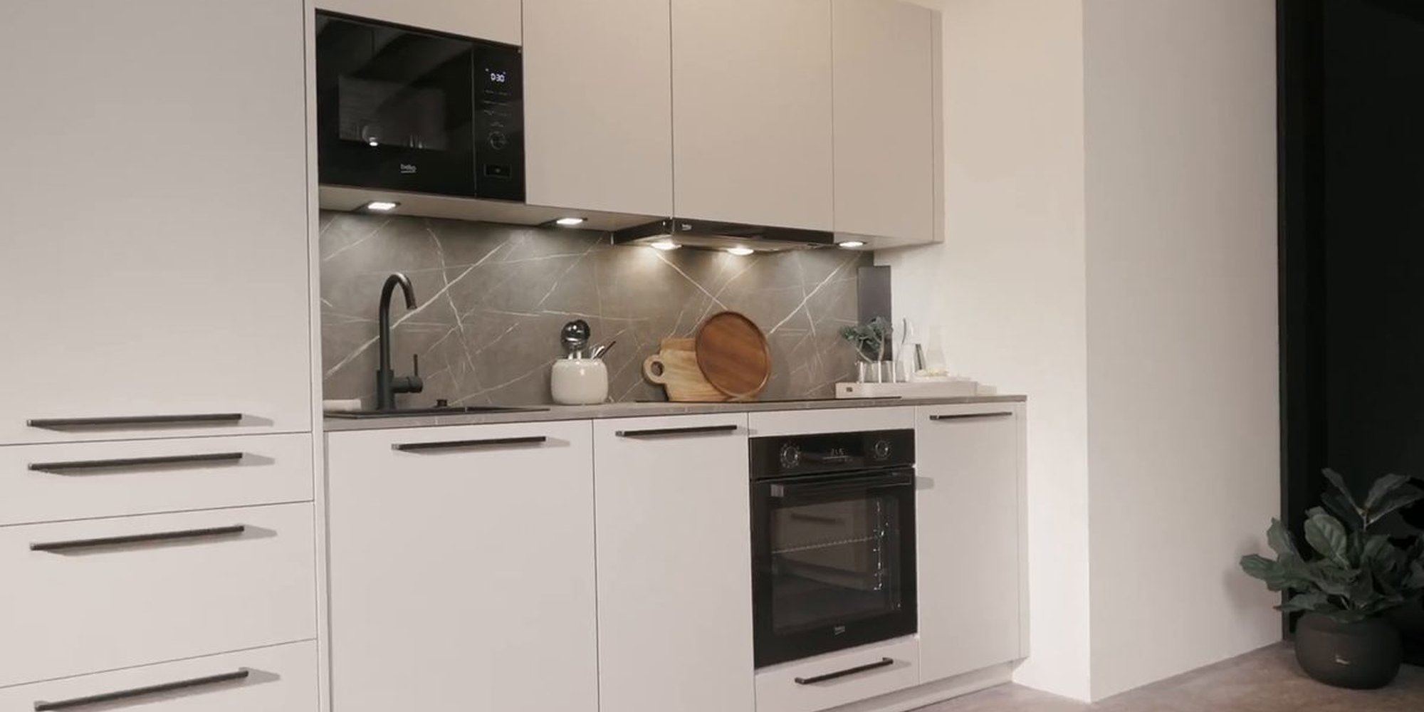 Küchenzeile mit eingebautem Backofen, Mikrowelle und Kochfeld