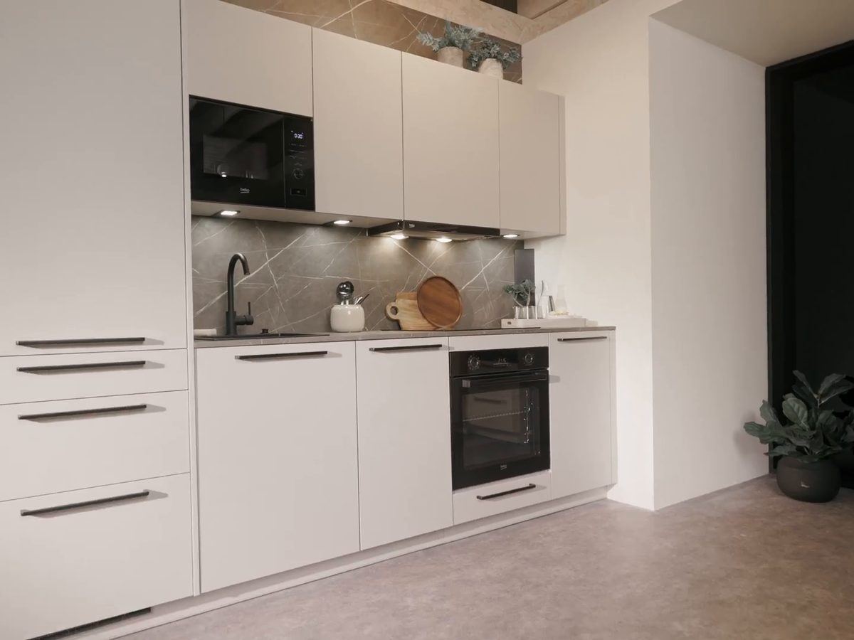 Kompakte Küchenzeile mit Hochschrank und Backofen