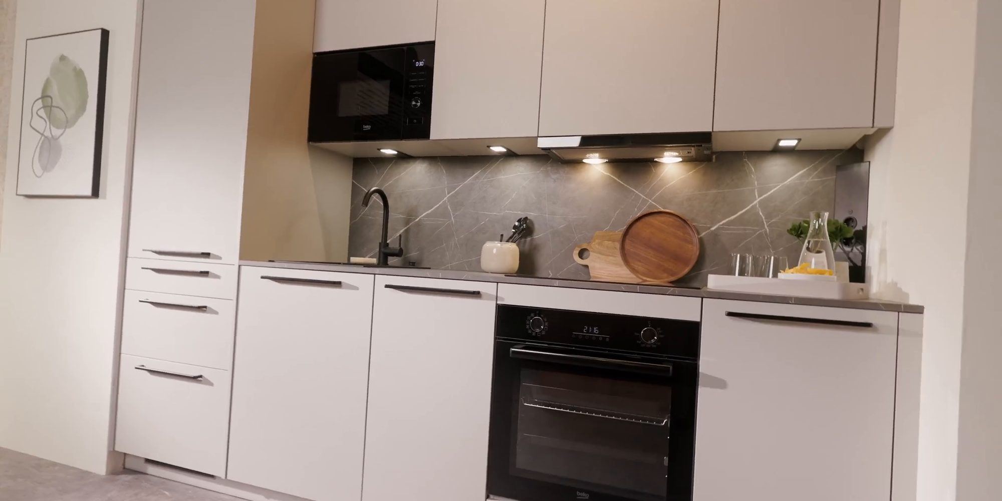 Kompakte Küchenzeile mit Hochschrank in einer kleinen Wohnung in Innsbruck