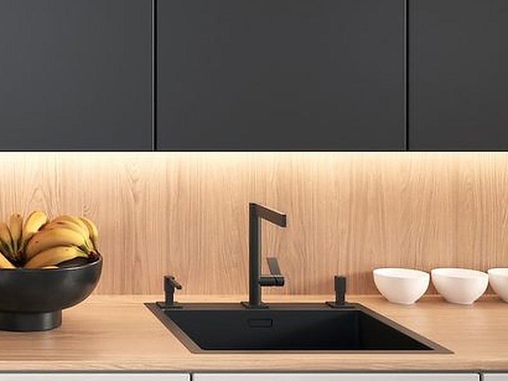 Schwarze Unterbauspüle mit Armatur